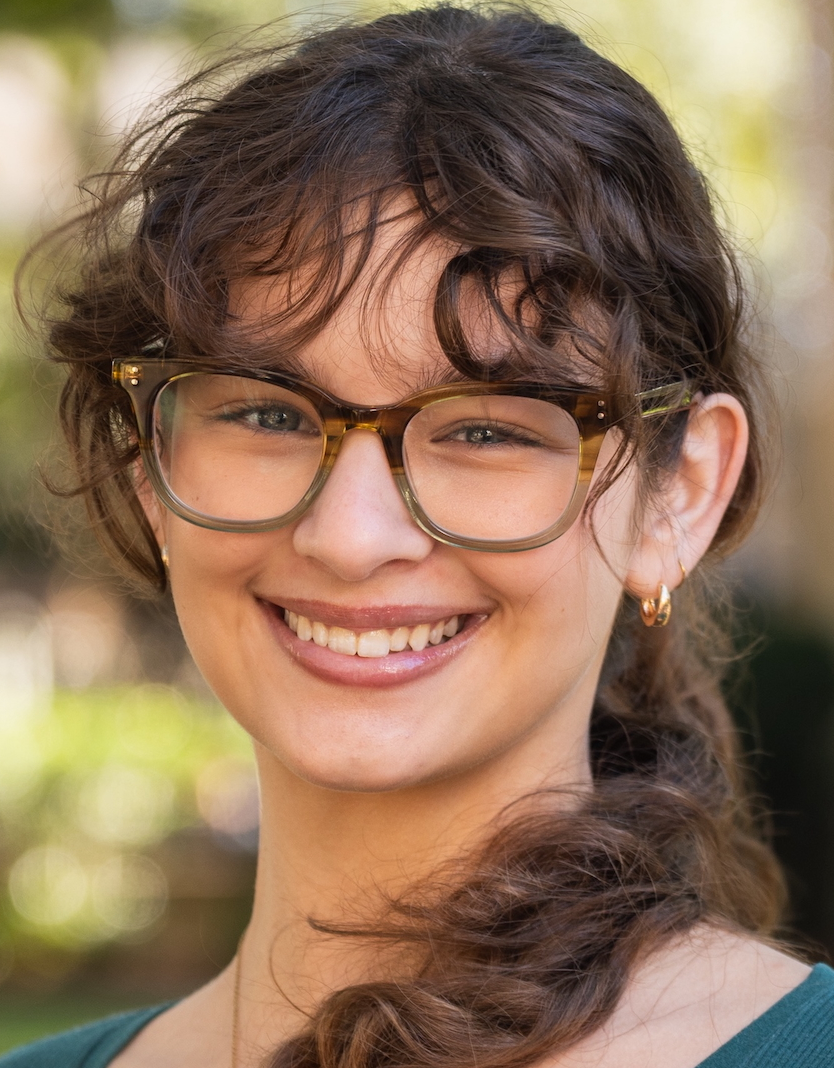Portrait photo of peer advisor Edie Kaneiwa