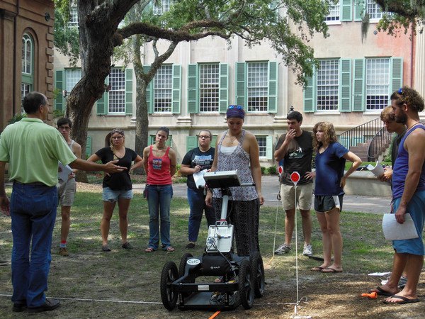 Students test out ground penetrating radar on the College of Charleston campus