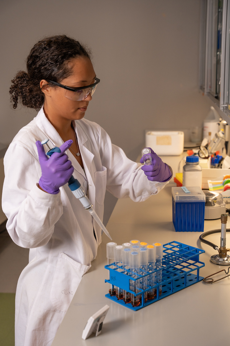 Research student Alyssa Craft conducts research in the Fox lab (Summer 2024)