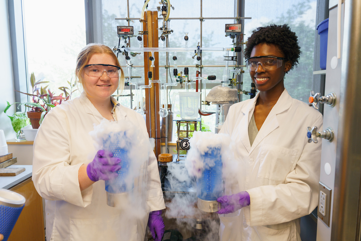 Two chemistry research students in Dr. Guigis's lab (Summer 2022)