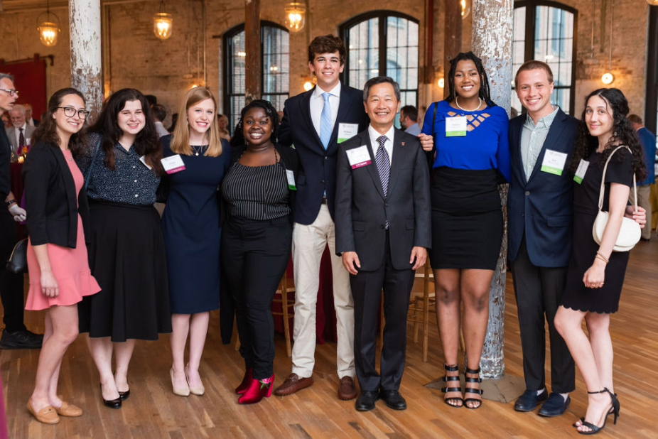 Honors College students pose with President Hsu at the 2022 Donor Society Reception