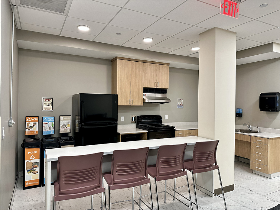 common kitchen in Buist with full-size refrigerator, oven, stove, sink, microwave and four chairs at a hightop counter