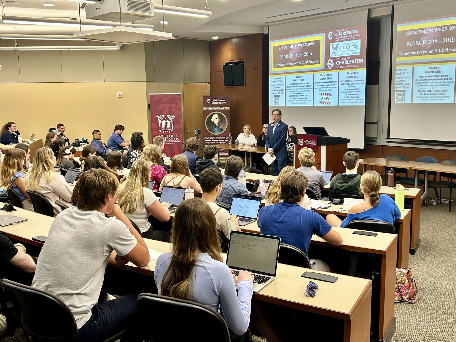 A group ofpeople in large classroom